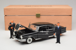Mercedes 300 SE Schwarz mit Figuren Revell 1:18 9050 Metall – Bild 9 von 9