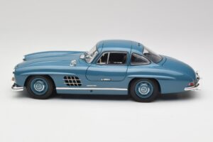 Mercedes 300 SL W198 Hellblau Minichamps 1:18 180039007 Metall – Bild 4 von 8