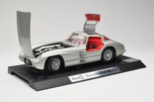 Mercedes 300 SLR Silber Revell 1:12 08851 Metall – Bild 2 von 8