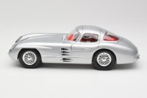 Mercedes 300 SLR Uhlenhaut Coupe Silber Maisto 1:18 36898 Metall – Bild 4 von 8
