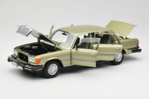 Mercedes 450 SEL W116 J.R. Ewing Dallas Silbergrün Norev 1:18 183975 Metall – Bild 2 von 8