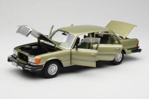 Mercedes 450 SEL W116 J.R. Ewing Dallas Silbergrün Norev 1:18 183975 Metall – Bild 3 von 8