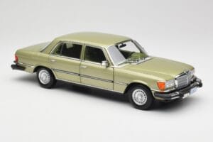 Mercedes 450 SEL W116 J.R. Ewing Dallas Silbergrün Norev 1:18 183975 Metall – Bild 4 von 8
