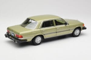 Mercedes 450 SEL W116 J.R. Ewing Dallas Silbergrün Norev 1:18 183975 Metall – Bild 5 von 8