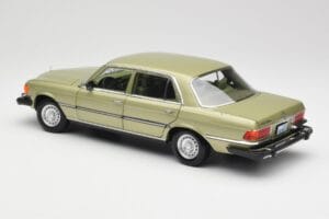 Mercedes 450 SEL W116 J.R. Ewing Dallas Silbergrün Norev 1:18 183975 Metall – Bild 6 von 8