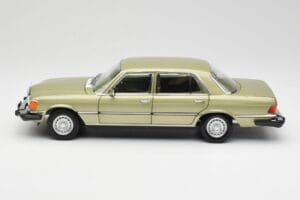 Mercedes 450 SEL W116 J.R. Ewing Dallas Silbergrün Norev 1:18 183975 Metall – Bild 7 von 8