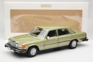 Mercedes 450 SEL W116 J.R. Ewing Dallas Silbergrün Norev 1:18 183975 Metall – Bild 8 von 8