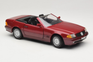 Mercedes 500 SL R129 Dunkelrot Revell 1:18 8801 Metall – Bild 6 von 8