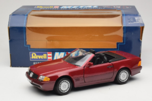 Mercedes 500 SL R129 Dunkelrot Revell 1:18 8801 Metall – Bild 8 von 8