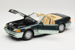 Mercedes 500 SL R129 Silbergrün Revell 1:18 8802 Metall – Bild 2 von 8