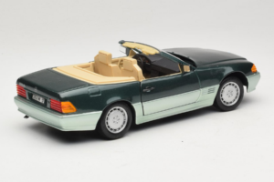 Mercedes 500 SL R129 Silbergrün Revell 1:18 8802 Metall – Bild 3 von 8