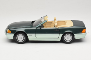 Mercedes 500 SL R129 Silbergrün Revell 1:18 8802 Metall – Bild 4 von 8