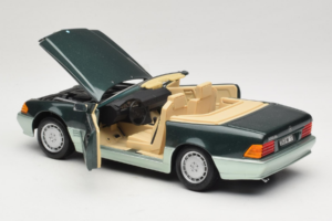 Mercedes 500 SL R129 Silbergrün Revell 1:18 8802 Metall – Bild 5 von 8