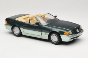 Mercedes 500 SL R129 Silbergrün Revell 1:18 8802 Metall – Bild 6 von 8