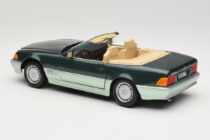 Mercedes 500 SL R129 Silbergrün Revell 1:18 8802 Metall – Bild 7 von 8