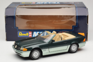 Mercedes 500 SL R129 Silbergrün Revell 1:18 8802 Metall – Bild 8 von 8