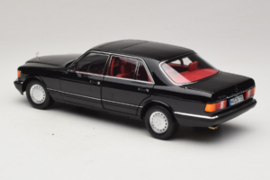 Mercedes 560 SEL W126 Schwarz Mit Rotem Innenraum Norev 1:18 183788 Metall – Bild 4 von 8