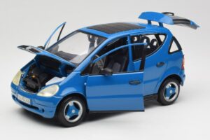 Mercedes A-Class W168 Hellblau Maisto 1:18 37800-M5 Metall – Bild 2 von 8