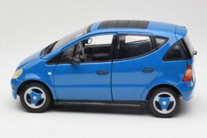 Mercedes A-Class W168 Hellblau Maisto 1:18 37800-M5 Metall – Bild 4 von 8