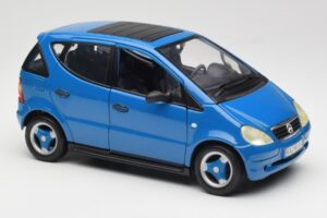 Mercedes A-Class W168 Hellblau Maisto 1:18 37800-M5 Metall – Bild 6 von 8