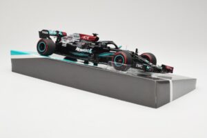 Mercedes AMG Petronas W12 E Performance #44 L. Hamilton Bahrain GP 2021 Minichamps 1:18 113210144 Metall – Bild 4 von 6