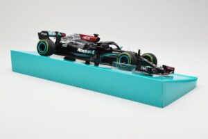 Mercedes AMG Petronas W12 E Performance #44 L. Hamilton Russian GP 2021 Minichamps 1:18 113211544 Metall – Bild 4 von 6