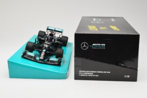 Mercedes AMG Petronas W12 E Performance #44 L. Hamilton Russian GP 2021 Minichamps 1:18 113211544 Metall – Bild 6 von 6