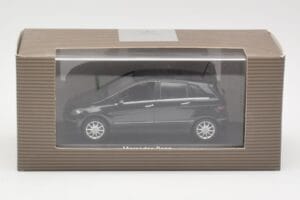 Mercedes B-Class W245 Cosmos Black Minichamps 1:43 B66962218 Metall – Bild 4 von 4
