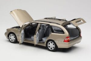 Mercedes C-Class T-Model W202 Smoke Silver Norev 1:18 183388 Metall – Bild 4 von 8