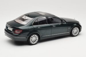 Mercedes C-Class W204 Avantgarde Dunkelgrün AUTOart 1:18 B66962366 Metall – Bild 2 von 8