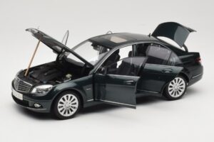 Mercedes C-Class W204 Avantgarde Dunkelgrün AUTOart 1:18 B66962366 Metall – Bild 3 von 8