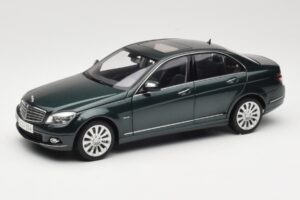 Mercedes C-Class W204 Avantgarde Dunkelgrün AUTOart 1:18 B66962366 Metall