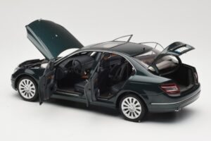Mercedes C-Class W204 Avantgarde Dunkelgrün AUTOart 1:18 B66962366 Metall – Bild 5 von 8