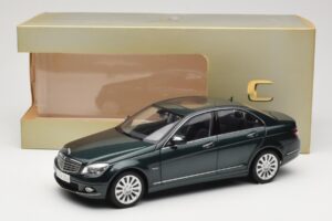 Mercedes C-Class W204 Avantgarde Dunkelgrün AUTOart 1:18 B66962366 Metall – Bild 8 von 8