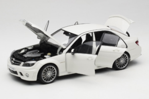 Mercedes AMG C63 W204 Weiss AUTOart 1:18 72674-R1 Metall – Bild 2 von 8