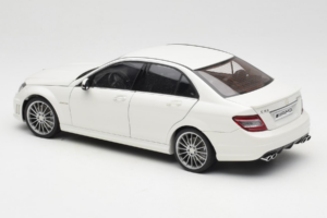 Mercedes AMG C63 W204 Weiss AUTOart 1:18 72674-R1 Metall – Bild 7 von 8