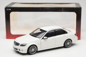 Mercedes AMG C63 W204 Weiss AUTOart 1:18 72674-R1 Metall – Bild 8 von 8