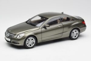Mercedes E-Class Coupe C207 Titanite Grau Metallic Minichamps 1:18 B66962419 Metall