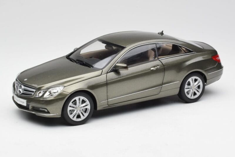 Mercedes E-Class Coupe C207 Titanite Grau Metallic Minichamps 1:18 B66962419 Metall