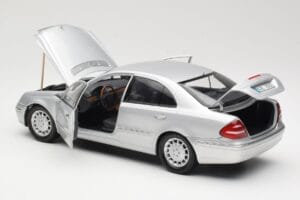 Mercedes E-Class W211 Silber Kyosho 1:18 B66962146 Metall – Bild 5 von 8