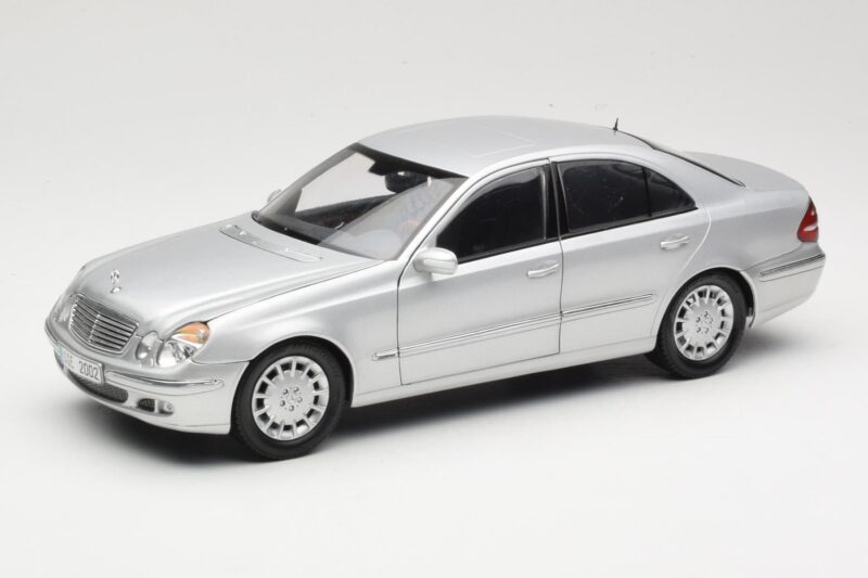 Mercedes E-Class W211 Silber Kyosho 1:18 B66962146 Metall