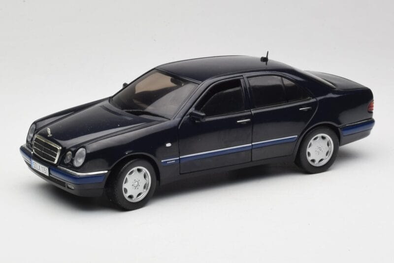 Mercedes E-Class W210 E320 Schwarz Sun Star 1:18 1151 Metall