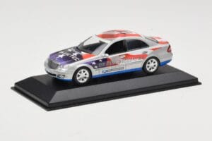 Mercedes E-Class W211 #11 Bluetec Paris-Beijing 2006 Minichamps 1:43 B66962267-R Metall – Bild 2 von 4