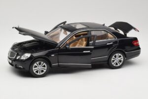 Mercedes E-Class W211 Schwarz Maisto 1:18 31172 Metall – Bild 2 von 8
