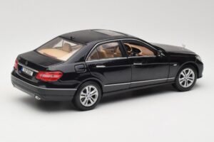 Mercedes E-Class W211 Schwarz Maisto 1:18 31172 Metall – Bild 3 von 8