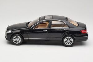 Mercedes E-Class W211 Schwarz Maisto 1:18 31172 Metall – Bild 4 von 8