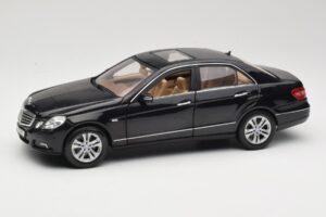 Mercedes E-Class W211 Schwarz Maisto 1:18 31172 Metall