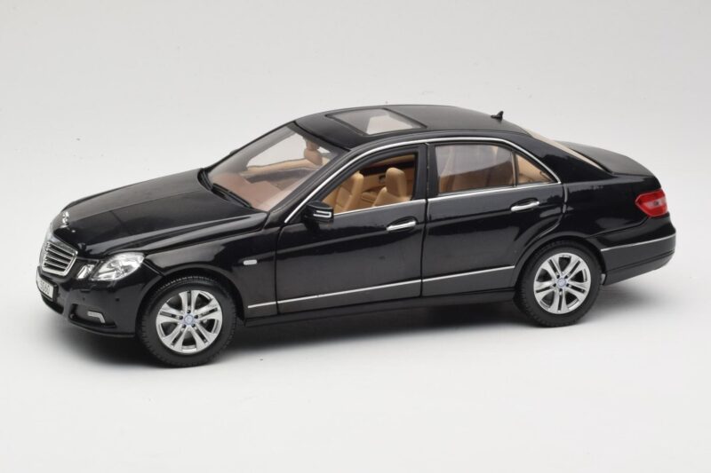 Mercedes E-Class W211 Schwarz Maisto 1:18 31172 Metall