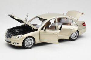 Mercedes E-Class W212 Elegance Pearl Beige Metallic Minichamps 1:18 B66960215 Metall – Bild 2 von 8