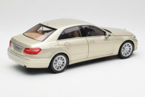 Mercedes E-Class W212 Elegance Pearl Beige Metallic Minichamps 1:18 B66960215 Metall – Bild 3 von 8